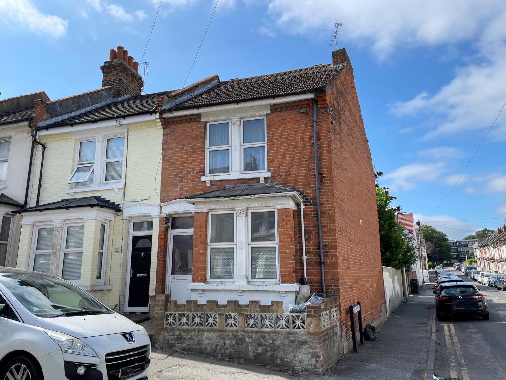 Lot: 2 - HOUSE FOR REPAIR AND REFURBISHMENT - End of terrace house